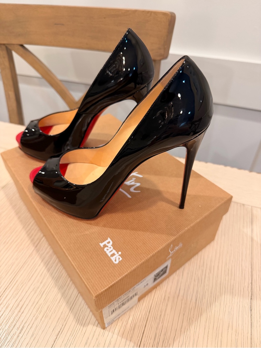Christian Louboutin Black Patent Leather Pumps with Red Sole - Picture 4 of 10